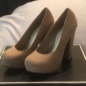 Faux suede platform pumps sz 5.5